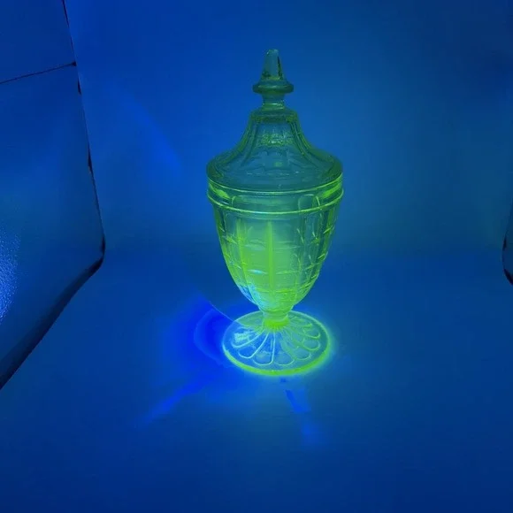 Anchor Hocking Block Optic Pattern Green Uranium Glass Footed Candy Dish & LID - Picture 2 of 13